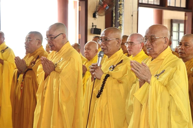 Hòa thượng Thích Minh Nhật, Trưởng Ban Trị sự kiêm Trưởng ban Tăng sự GHPGVN tỉnh Bình Thuận, trụ trì chùa Phật Ân, cùng Ban Trị sự GHPGVN tỉnh và môn đồ pháp quyến trang nghiêm tổ chức lễ tưởng niệm Hòa thượng Thích Chơn Thành