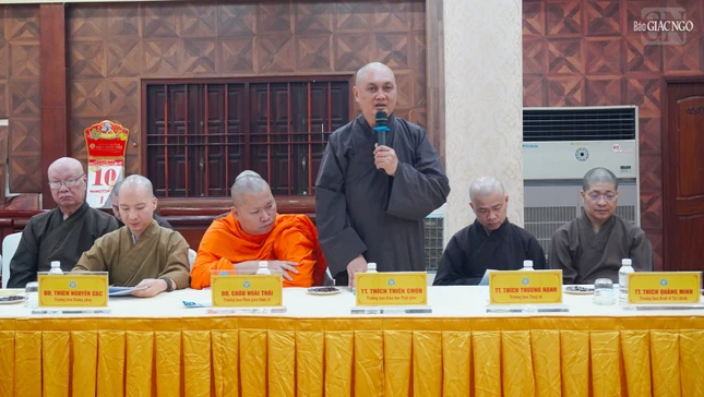 Thượng tọa Thích Thiện Chơn, Trưởng ban Giáo dục Phật giáo Q.3 báo cáo về Lớp sơ cấp Phật học quận