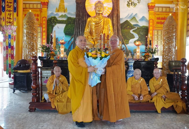 Hòa thượng Thích Giác Thuận chúc mừng đến Đại đức Thích Thiện Phát được tấn phong Thượng tọa