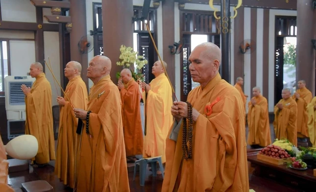 Niêm hương bạch Phật