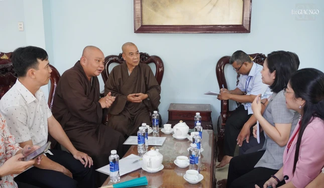 Thượng tọa Thích Quảng Chơn và Thượng tọa Thích Trung Nguyện thông tin với đoàn kiểm tra về thu chi tại di tích chùa Ấn Quang