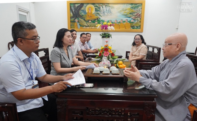 Ni trưởng Thích nữ Như Xuân tiếp đoàn kiểm tra tại chùa Từ Nghiêm