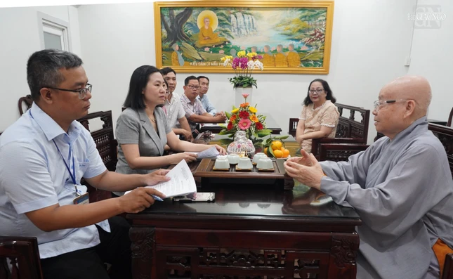 Ni trưởng Thích nữ Như Xuân tiếp đoàn kiểm tra tại chùa Từ Nghiêm