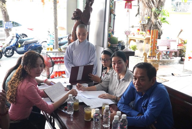 Đoàn kiểm tra sổ thu chi Tam bảo