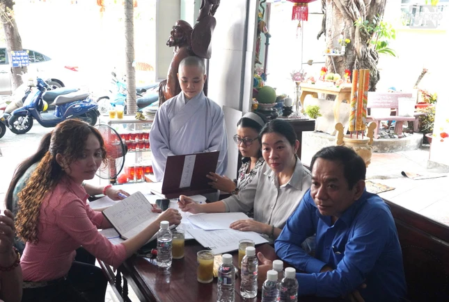 Đoàn kiểm tra sổ thu chi Tam bảo