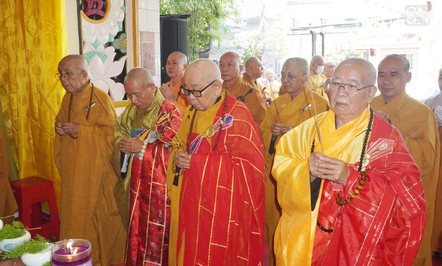 Chư tôn đức chứng minh niêm hương