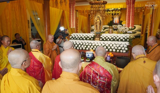 Khóa lễ niêm hương, bạch Phật