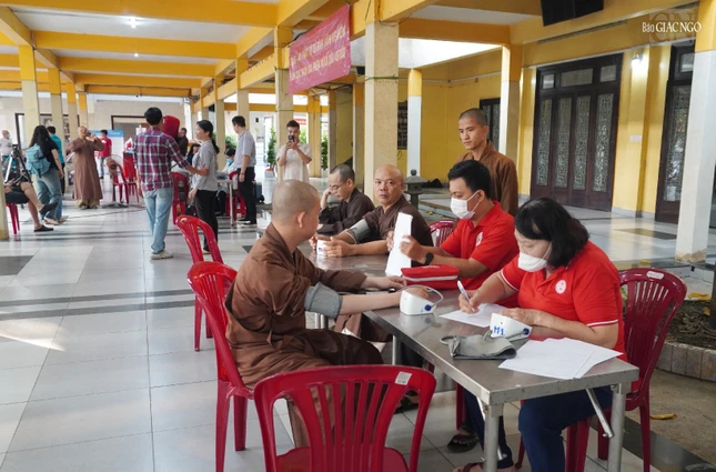 Chư Tăng chùa Vĩnh Nghiêm đăng ký hiến máu nhân đạo