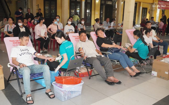 Nhiều người ở TP.HCM về chùa Vĩnh Nghiêm hiến máu