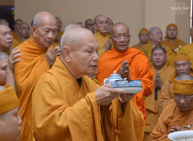 Trưởng lão Hòa thượng Thích Thiện Nhơn dâng trà cúng dường