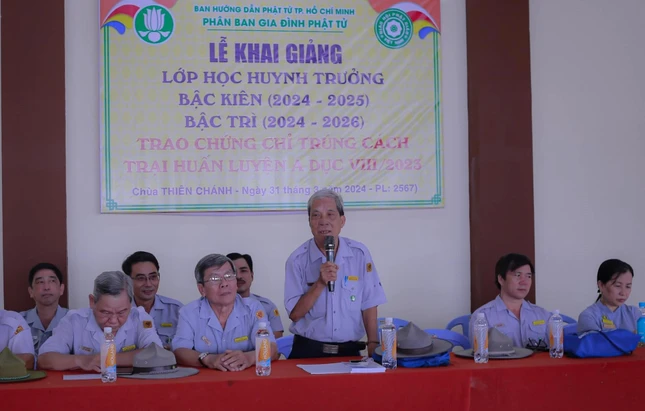 Huynh trưởng Minh Thao - Đặng Hữu Trí phát biểu khai mạc Huynh trưởng Minh Thao - Đặng Hữu Trí phát biểu khai mạc