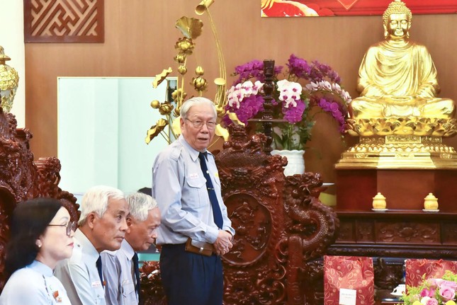 Huynh trưởng Tâm Giới báo cáo về kế hoạch sắp tới của Phân ban Gia đình Phật tử T.Ư đến chư tôn đức