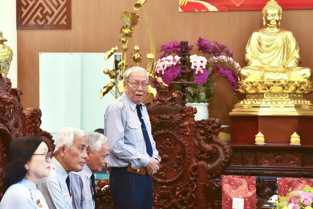 Huynh trưởng Tâm Giới báo cáo về kế hoạch sắp tới của Phân ban Gia đình Phật tử T.Ư đến chư tôn đức