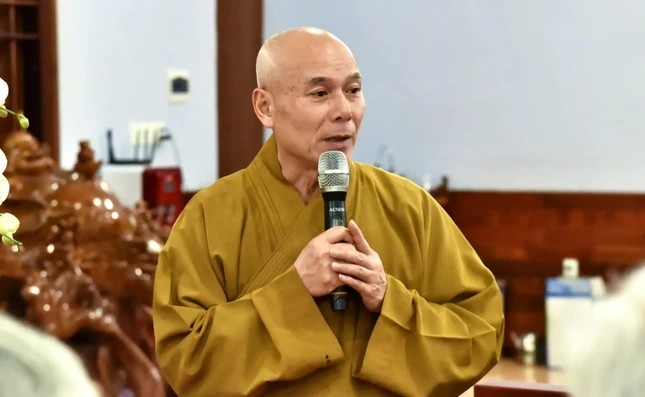 Thượng tọa Thích Nhuận Bảo, trụ trì chùa Khánh Lâm phát biểu tại buổi gặp