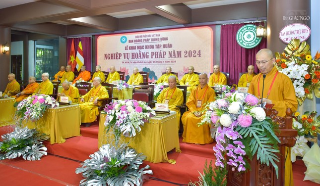 Thượng tọa Thích Minh Nhẫn báo cáo tóm tắt công tác tổ chức