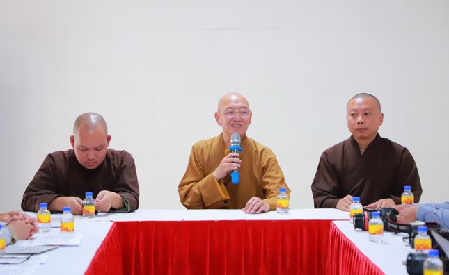 Thượng tọa Thích Bình Tâm, Phó Thường trực Ban Trị sự GHPGVN TP.Cần Thơ thông tin những đóng góp của Ni giới Phật giáo thành phố đến các cơ quan báo đài