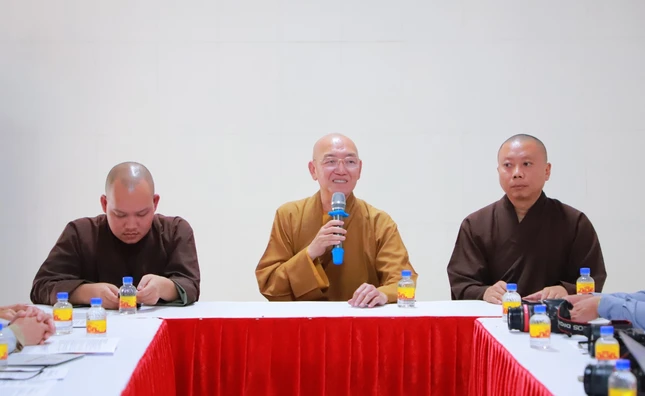 Thượng tọa Thích Bình Tâm, Phó Thường trực Ban Trị sự GHPGVN TP.Cần Thơ thông tin những đóng góp của Ni giới Phật giáo thành phố đến các cơ quan báo đài