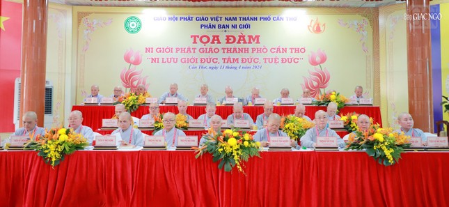 Chư Ni chứng minh và chủ tọa điều phối tọa đàm