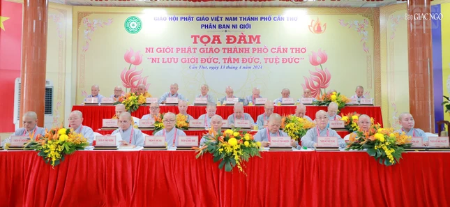 Chư Ni chứng minh và chủ tọa điều phối tọa đàm