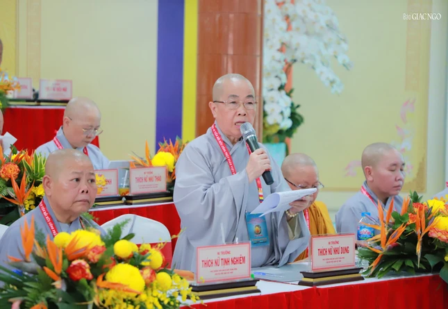Ni trưởng Thích nữ Như Dung, Phó Phân ban Ni giới T.Ư, Trưởng Phân ban Ni giới tỉnh Đồng Nai điều phối tọa đàm