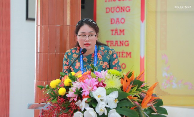 Tham luận "Sự dấn thân của người nữ giới Phật giáo: Nghiên cứu trường hợp Ni trưởng Diệu Ngộ (Cần Thơ) do TS.Bùi Thị Thủy, giảng viên khoa Triết học - Trường Đại học Sư phạm Hà Nội trình bày