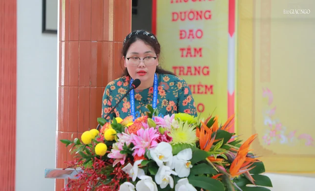 Tham luận "Sự dấn thân của người nữ giới Phật giáo: Nghiên cứu trường hợp Ni trưởng Diệu Ngộ (Cần Thơ) do TS.Bùi Thị Thủy, giảng viên khoa Triết học - Trường Đại học Sư phạm Hà Nội trình bày