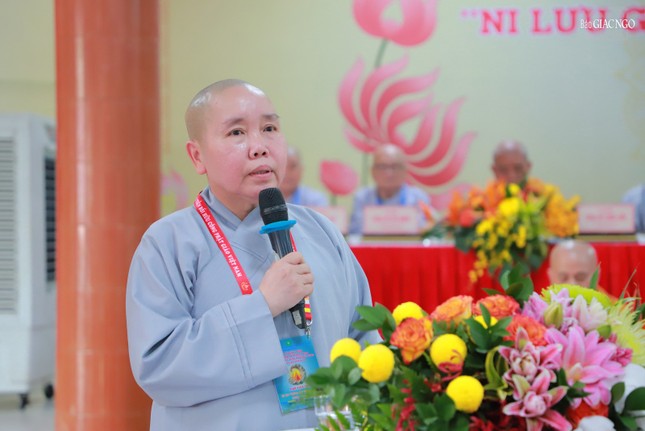 Ni sư Thích nữ Như Nguyệt, Phó Phân ban Ni giới T.Ư trình bày tham luận "Định hướng phát triển giáo dục mầm non của Ni giới hiện nay"