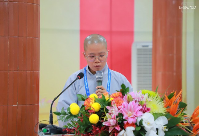 Tham luận "Hạnh nguyện Ni trưởng Diệu Kim" do Sư cô Thích nữ Trung Tâm trình bày