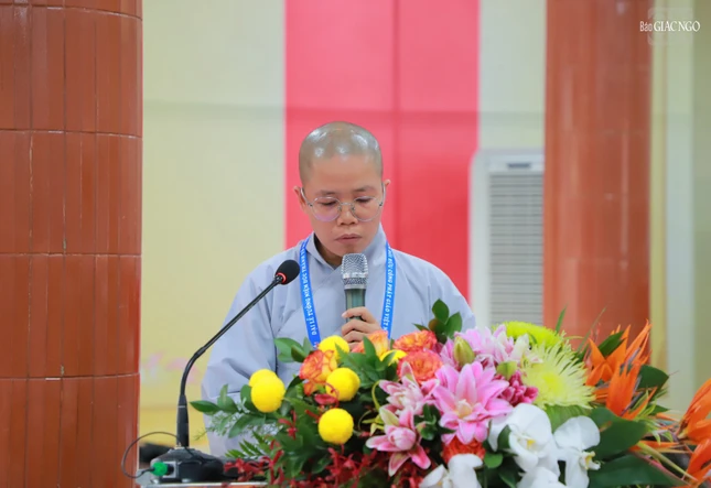 Tham luận "Hạnh nguyện Ni trưởng Diệu Kim" do Sư cô Thích nữ Trung Tâm trình bày