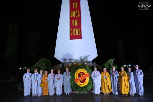 Trước đó, Ni sư Thích nữ Như Hương, Phó ban kiêm Trưởng Phân ban Ni giới Phật giáo TP.Cần Thơ làm trưởng đoàn cùng chư Ni đã dâng hương tưởng niệm tại nghĩa trang Liệt sĩ TP.Cần Thơ