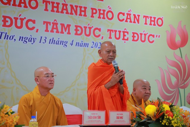 Hòa thượng Đào Như ban đạo từ tại lễ khai mạc tọa đàm khoa học