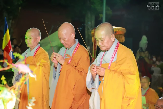 Thành kính dâng hương tưởng niệm