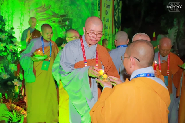 Ánh sáng trí tuệ được chư Ni trưởng truyền trao