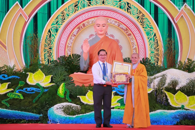 Ông Trần Việt Trường, Phó Bí thư Thành ủy, Chủ tịch UBND TP.Cần Thơ trao tặng Bằng khen của Chủ tịch UBND TP đến Phân ban Ni giới TP.Cần Thơ