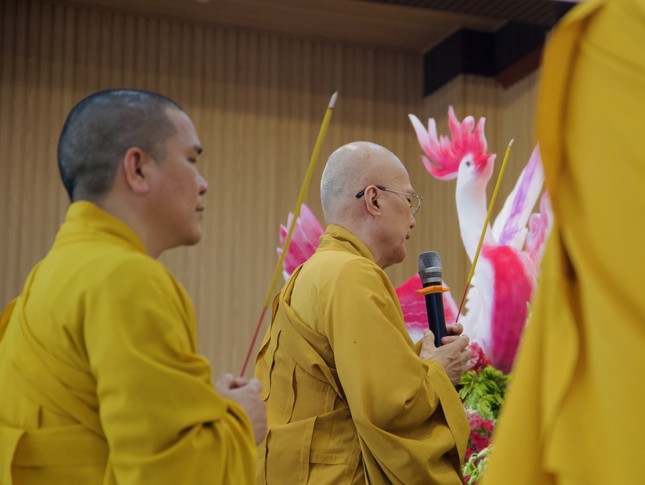 Dâng hương lễ Phật