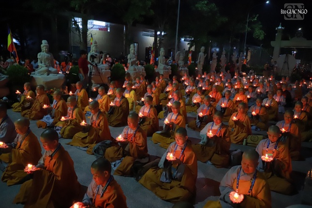 Chúng con nguyện dâng trọn cuộc đời này để cúng dường tài lực, trí lực cho Ni giới mai sau