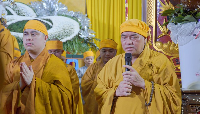 Thượng tọa Thích Thiện Tâm đại diện môn đồ pháp quyến dâng lời cảm tạ - Ảnh: Minh Trực