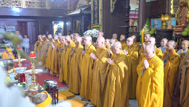 Chư tôn đức GHPGVN tỉnh Vĩnh Long tưởng niệm Thượng tọa Thích Phước Hạnh, Phó Thường trực Ban Trị sự GHPGVN tỉnh Vĩnh Long viên tịch - Ảnh: Minh Trực