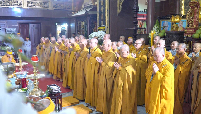 Chư tôn đức GHPGVN tỉnh Vĩnh Long tưởng niệm Thượng tọa Thích Phước Hạnh, Phó Thường trực Ban Trị sự GHPGVN tỉnh Vĩnh Long viên tịch - Ảnh: Minh Trực