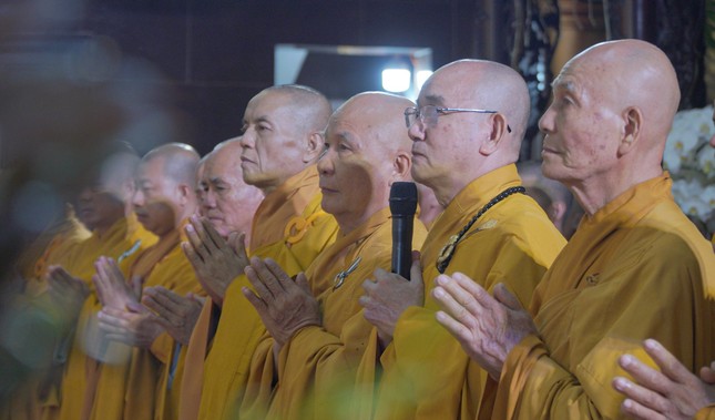 Thượng tọa Thích Lệ Lạc thay mặt Ban Trị sự GHPGVN tỉnh Vĩnh Long phân ưu đến môn đồ pháp quyến - Ảnh: Minh Trực