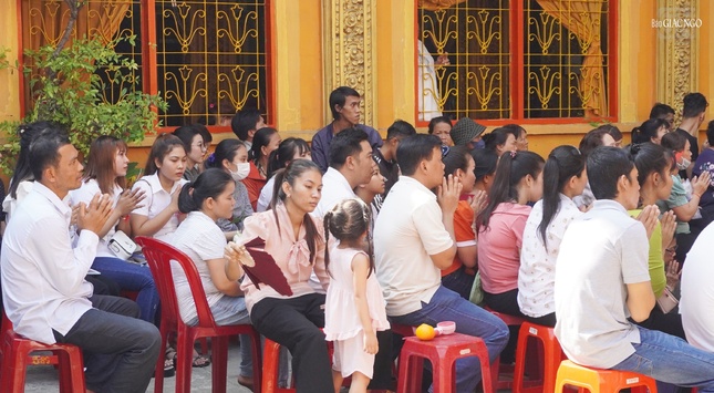 Đông đảo bà con tham dự khóa lễ