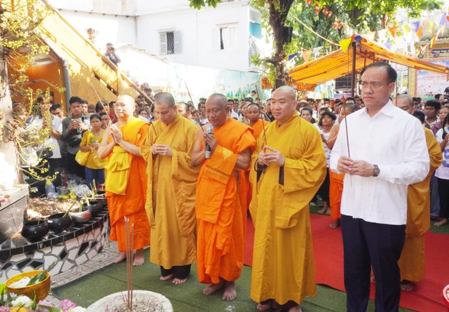Thượng tọa Thích Phước Nguyên, ông Chan Sorykan, Tổng Lãnh sự Vương Quốc Campuchia tại TP.HCM cùng chư tôn đức dâng hương lễ Phật