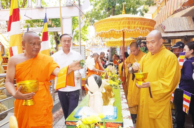 Lễ Tắm Phật được tổ chức vào ngày thứ ba, ngày cuối cùng của lễ Chôl Chnăm Thmây