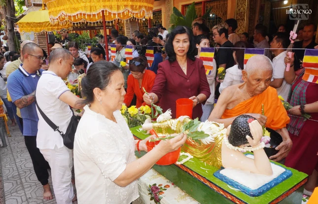 Đối với người Khmer, chùa là nơi tôn nghiêm và cũng chính là ngôi nhà chung của cả cộng đồng. Vì vậy tất cả các lễ hội đều tập trung tại chùa, đặc biệt là lễ đón Tết Chôl Chnăm Thmây