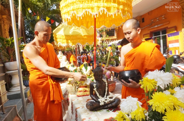 Là dịp đồng bào thể hiện ước vọng một năm mới mưa thuận gió hòa, mùa màng bội thu mà còn là để tưởng nhớ tổ tiên quá vãng