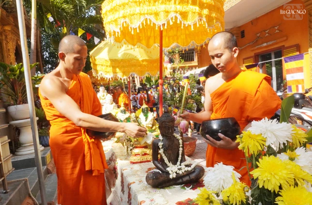 Là dịp đồng bào thể hiện ước vọng một năm mới mưa thuận gió hòa, mùa màng bội thu mà còn là để tưởng nhớ tổ tiên quá vãng