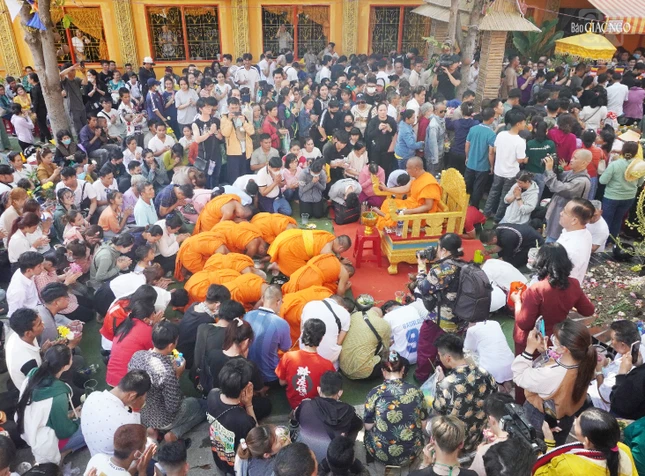 Chư Tăng và Phật tử đảnh lễ Hòa thượng Danh Lung xin sám hối những lỗi lầm trong năm cũ