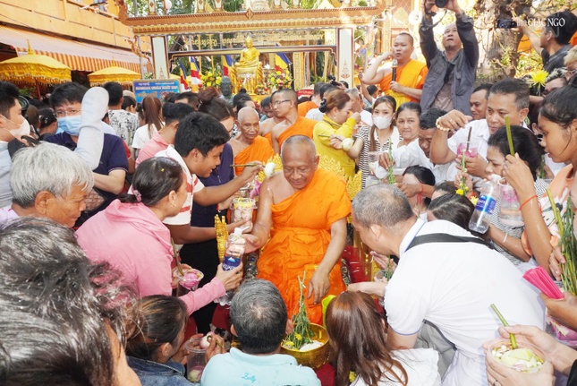 Phật tử thực hiện nghi thức Tắm cho Sư. Lễ này tượng trưng cho lễ chúc phúc, chúc thọ cho các vị sư lớn tuổi trong năm mới