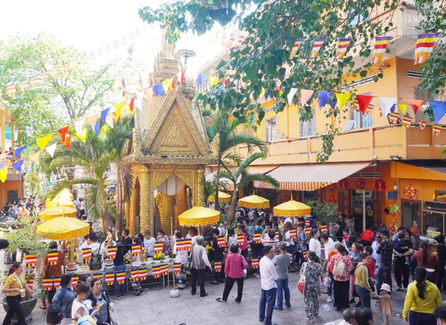 Đông đảo bà con Khmer và Phật tử người Kinh về chùa Candaransi đón Tết cổ truyền truyền Chôl Chnăm Thmây