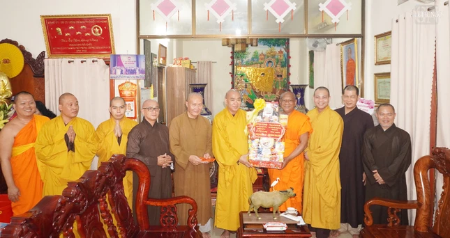 Thượng tọa Thích Phước Nguyên, cùng chư tôn đức Văn phòng II Trung ương tặng quà đến Hòa thượng Danh Lung